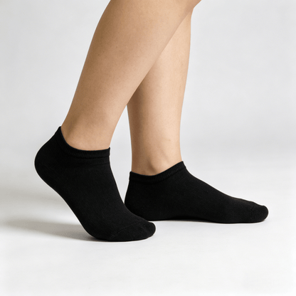 Smooth flat-seam black diabetic no-show socks to reduce friction on toes and feet