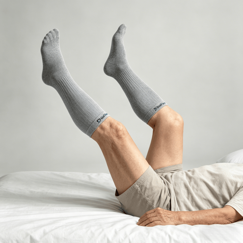 Medium-thickness gray diabetic long socks to help maintain comfortable temperature for feet and calves

